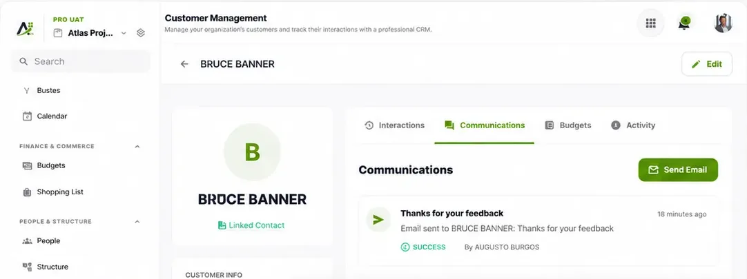Un registro de cliente con pestañas de interacciones, comunicaciones, presupuestos y actividad